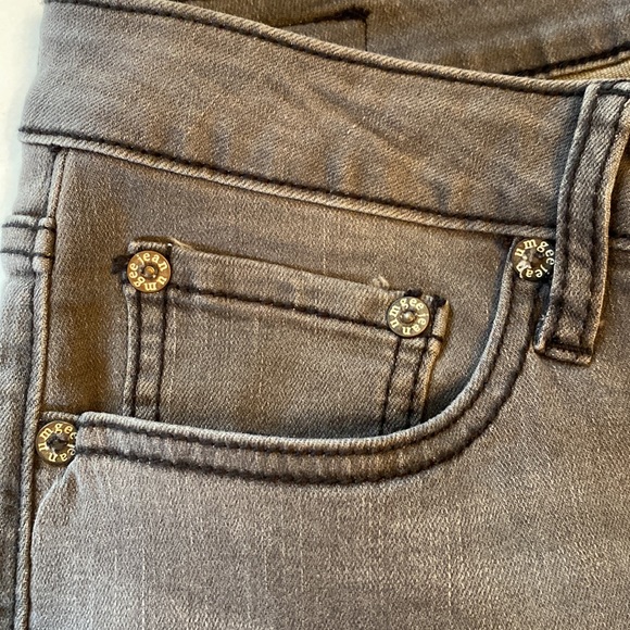 NWT Umgee Distressed Jeans - 28 - Picture 4 of 10